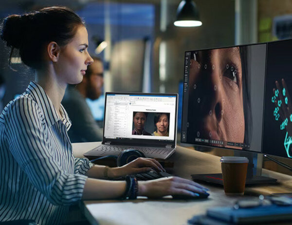 Laptop Lenovo ThinkPad P16 G2 16GB 1TB widok na kobietę patrzącą na monitor stojący obok laptopa