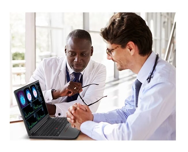 Laptop Lenovo ThinkPad P16v Gen 1 Intel i7-13700H na stole używany przez lekarzy