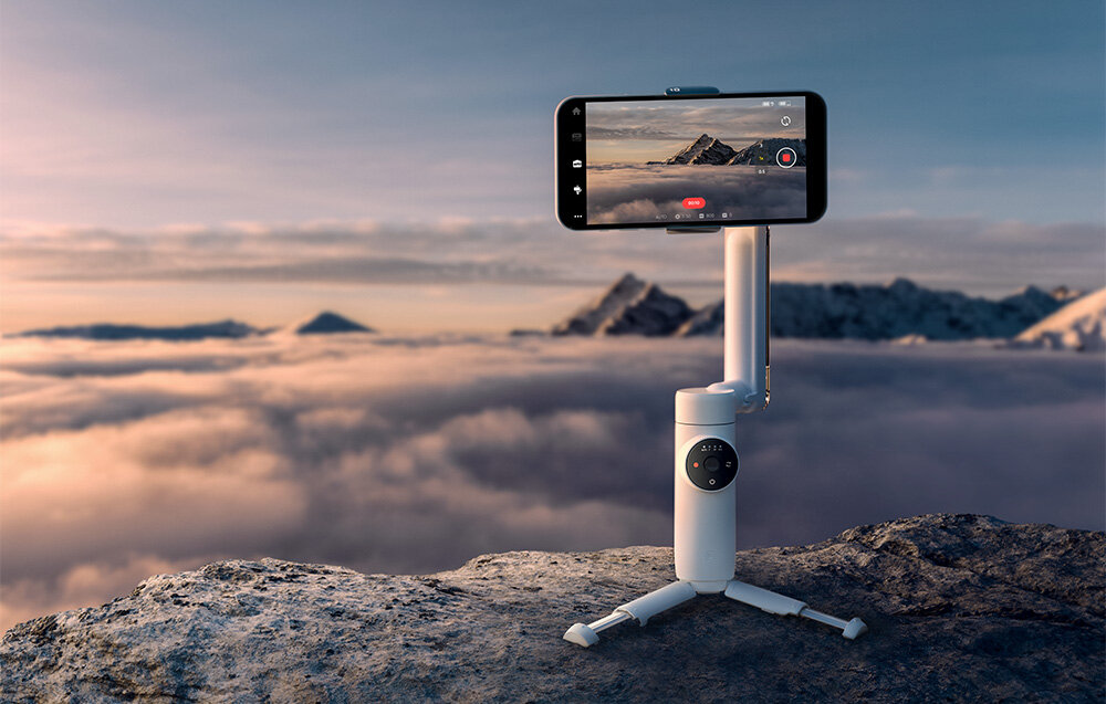 Gimbal Insta360 Flow Standalone szary rozłożony na skale