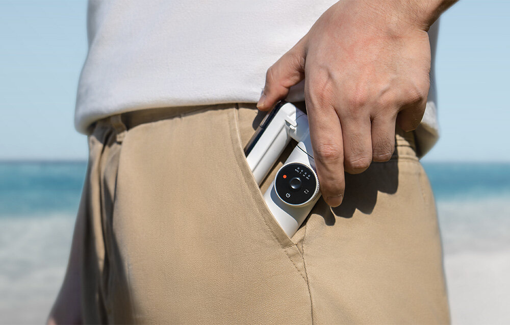 Gimbal Insta360 Flow Creator Kit szary grafika przedstawia mężczyznę trzymającego gimbal w kieszeni spodni