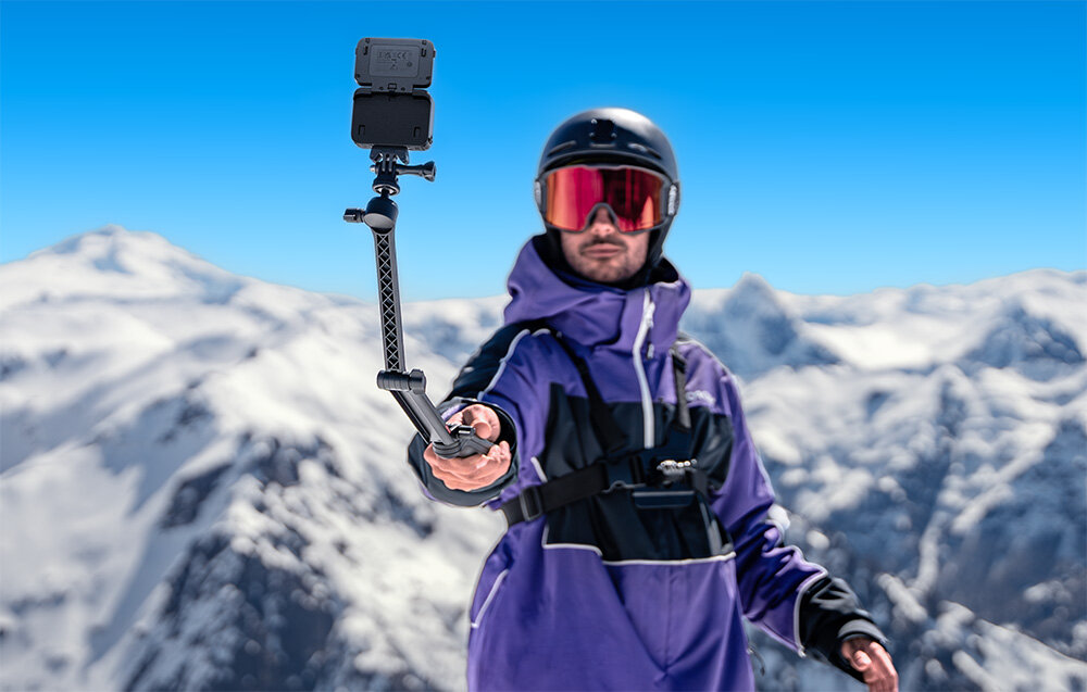Kamera sportowa Insta360 Ace Pro 1650 mAh grafika przedstawia mężczyznę robiącego selfie kamerą