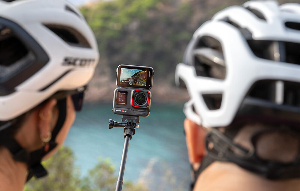 Kamera sportowa Insta360 Ace Pro 1650 mAh grafika przedstawia dwóch mężczyzn robiących selfie kamerą
