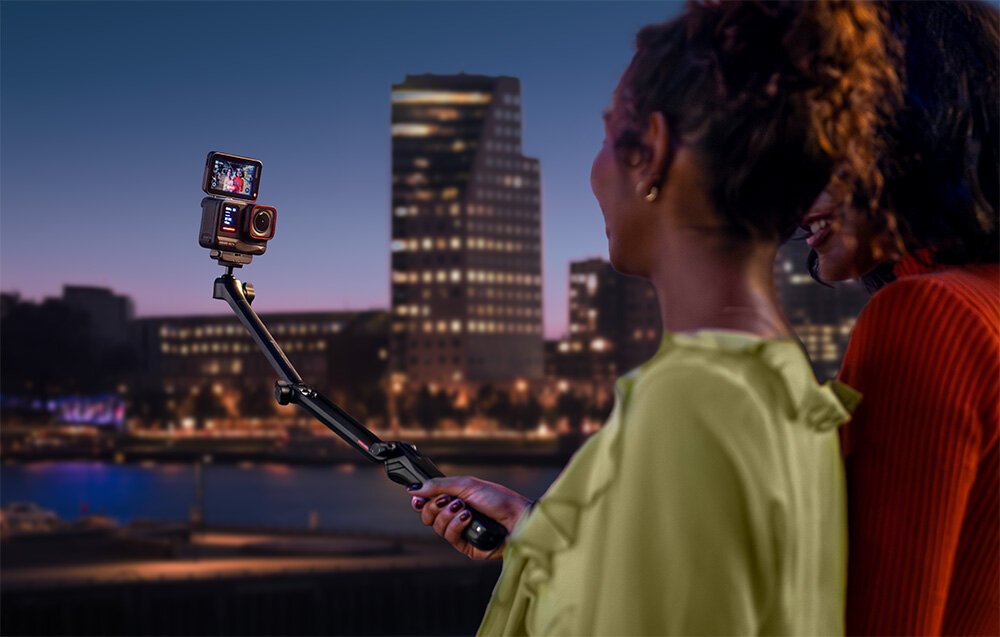 Kamera sportowa Insta360 Ace Pro 1650 mAh grafika przedstawia kobietę trzymającą kamerę na uchwycie 
