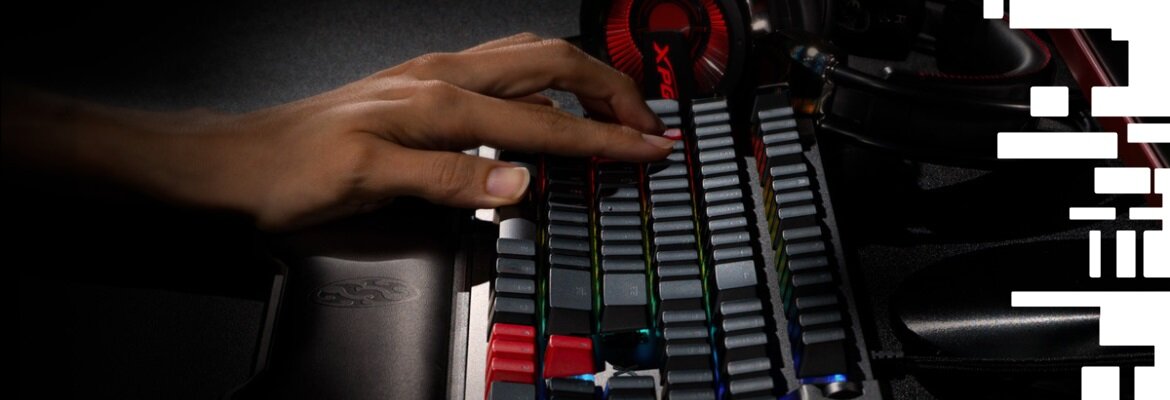 Klawiatura gamingowa XPG Summoner Cherry Silver grafika przedstawia osobę piszącą na klawiaturze