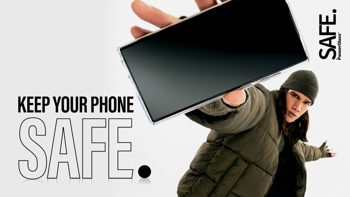 Szkło ochronne na obiektyw PanzerGlass SAFE Samsung Galaxy S24 Czarne grafika przedstawiająca mężczyznę trzymającego w dłoni smartfona
