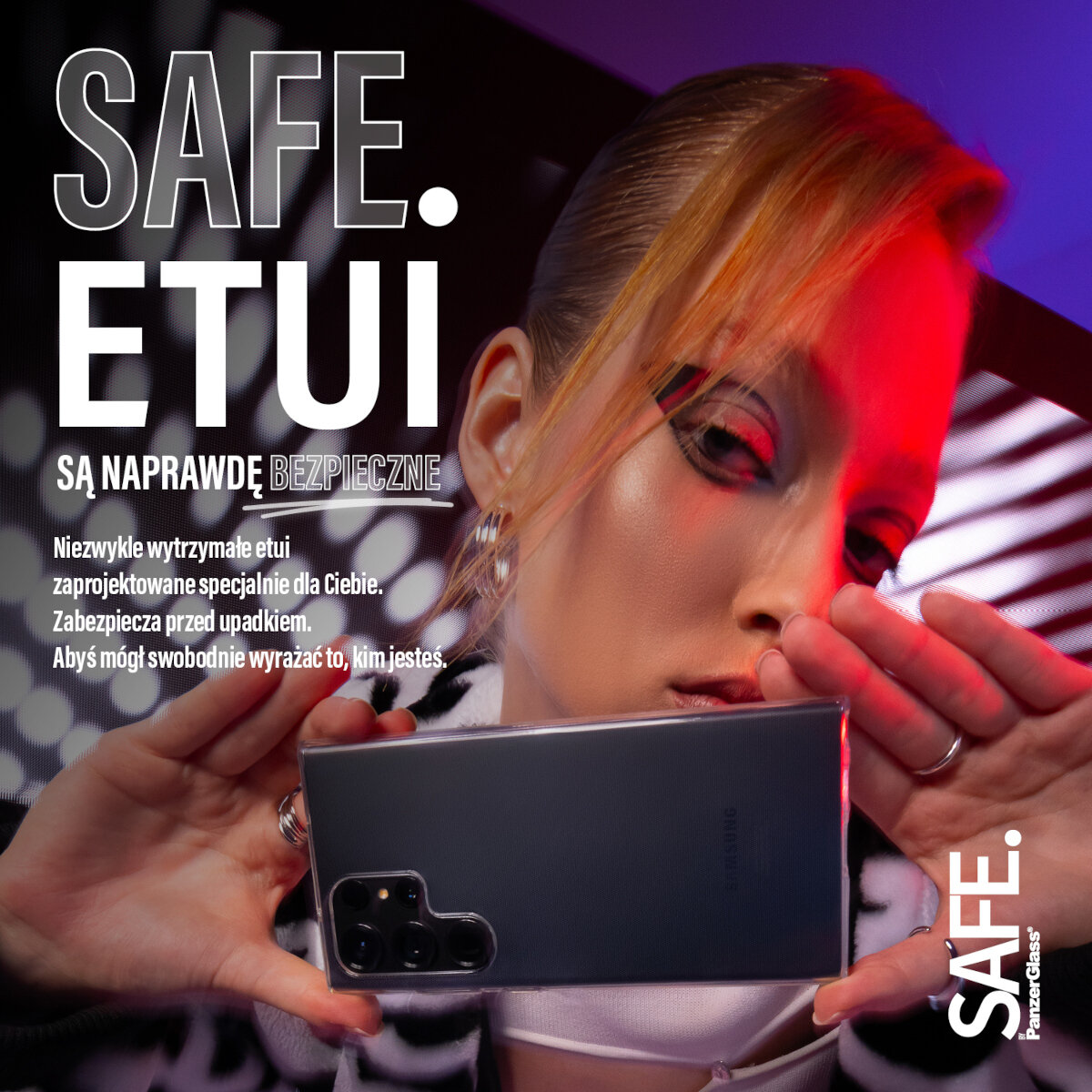 Etui PanzerGlass SAFE Samsung Galaxy S24 przezroczyste grafika przedstawiająca kobietę trzymająca smartfona w etui