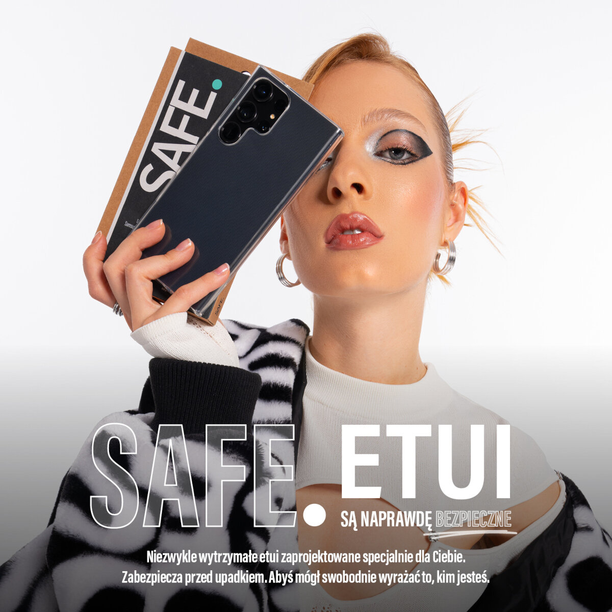 Etui PanzerGlass SAFE Samsung Galaxy S24 przezroczyste grafika przedstawiająca kobietę trzymająca smartfona w etui