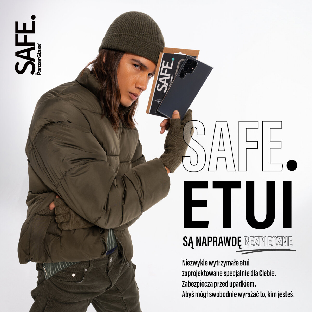 Etui PanzerGlass SAFE Samsung Galaxy S24+ przezroczyste widok na mężcyznę trzymającego telefon w etui