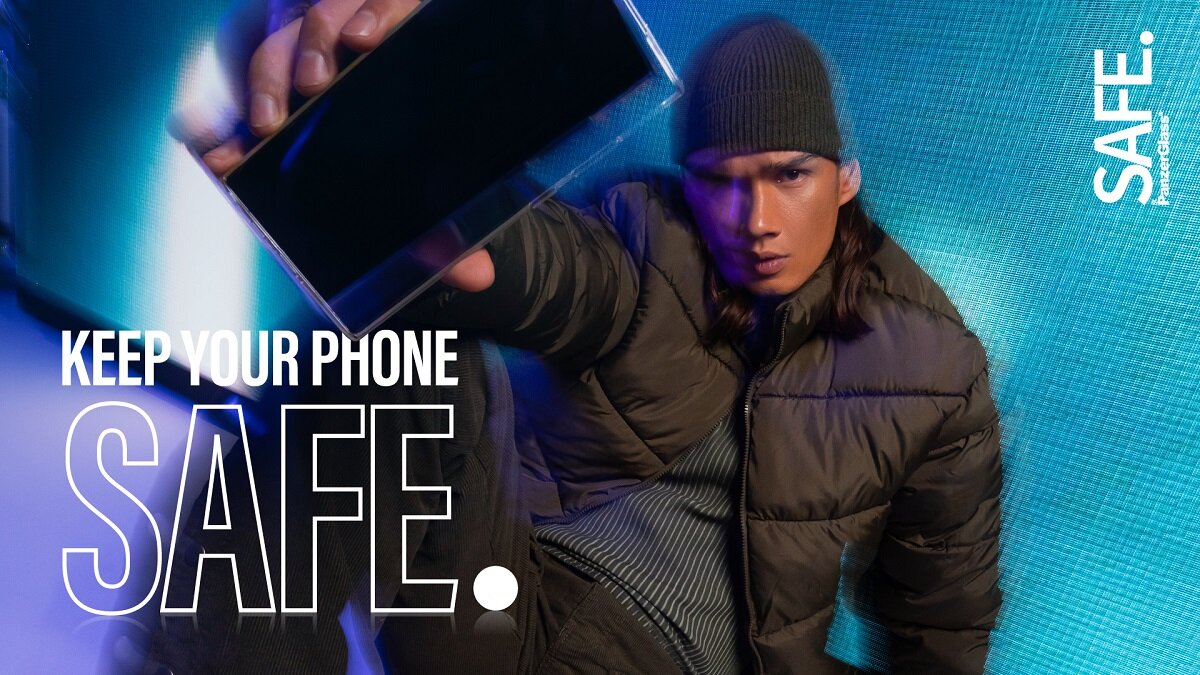 Etui PanzerGlass Safe 95677 grafika przedstawia mężczyznę trzymającego smartfona