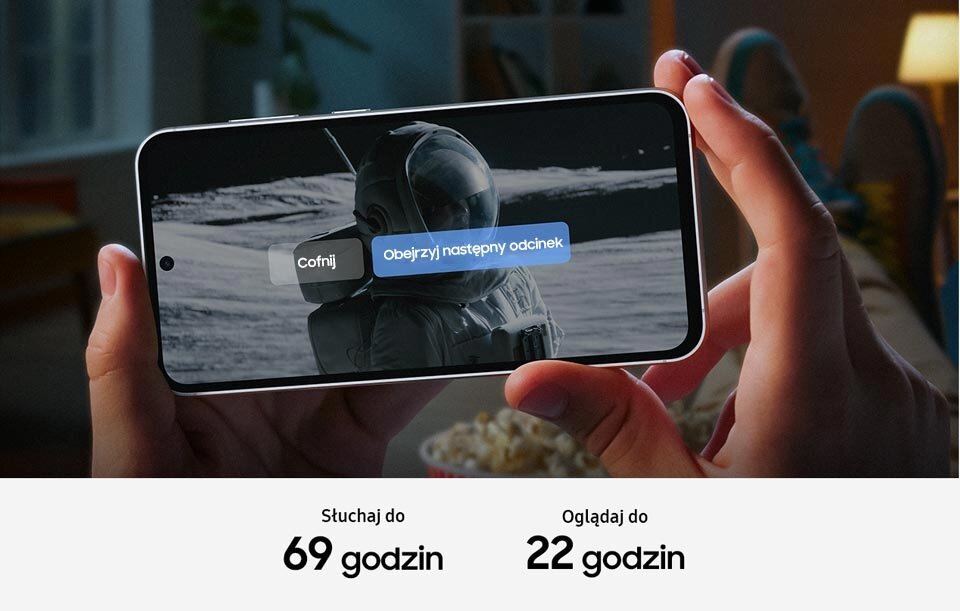 Smartfon Samsung Galaxy S23 FE SM-S711 8GB/128GB kremowy widok na ekran smartfona trzymanego w dłoni w pozycji poziomej w trakcie oglądania serialu