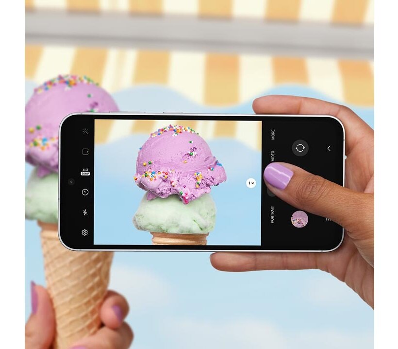 Smartfon Samsung Galaxy S23 FE SM-S711 8GB/128GB kremowy od frontu w poziomie z widocznym na ekranie zdjęciem przedstawiającym lody