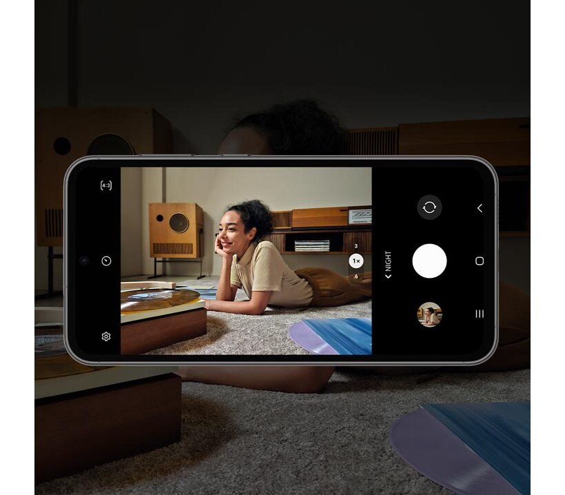 Smartfon Samsung Galaxy S23 FE SM-S711 8GB/128GB kremowy od frontu w poziomie z widocznym na ekranie zdjęciem wykonanym w trybie nocnym