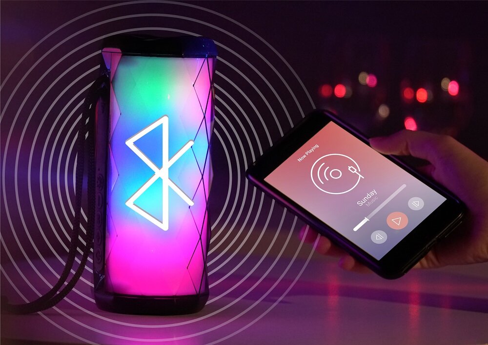 Głośnik bezprzewodowy Xblitz Master Evo czarny pod skosem w trakcie odtwarzania muzyki ze smartfona przy użyciu technologii Bluetooth