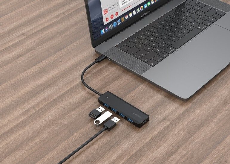 Hub USB Gembird UHB-CM-U3P4P-01 USB-C 3.1 na stole podpipęty do laptopa
