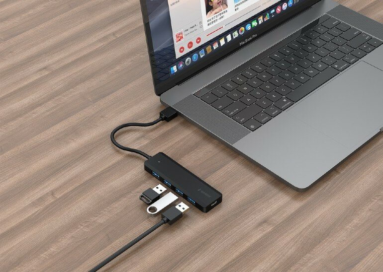 Hub USB Gembird UHB-U3P4P-02 USB 3.1 na stole podpipęty do laptopa