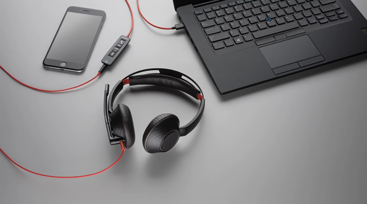 Słuchawki Poly Blackwire C5220 USB-C widoczne od góry obok laptopa i telefonu