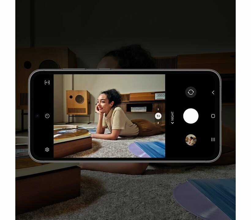 Smartfon Samsung Galaxy S23 FE SM-S711 8GB/256GB kremowy widok od frontu w poziomie z widocznym na ekranie zdjęciem wykonanym w trybie nocnym