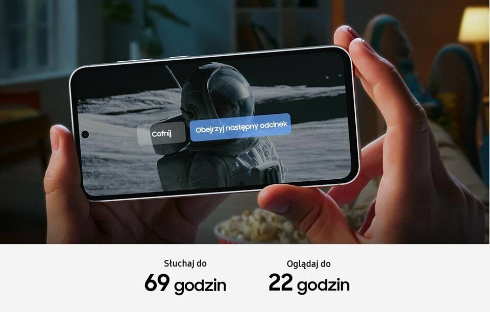 Smartfon Samsung Galaxy S23 FE SM-S711 8GB/256GB kremowy widok na ekran smartfona trzymanego w dłoni w pozycji poziomej w trakcie oglądania serialu