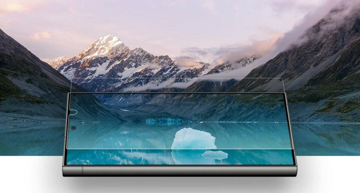 Folia ochronna Samsung Anti-Reflecting Screen Protector Galaxy S24 przezroczysta widok na smartfon na tle krajobrazu górskiego
