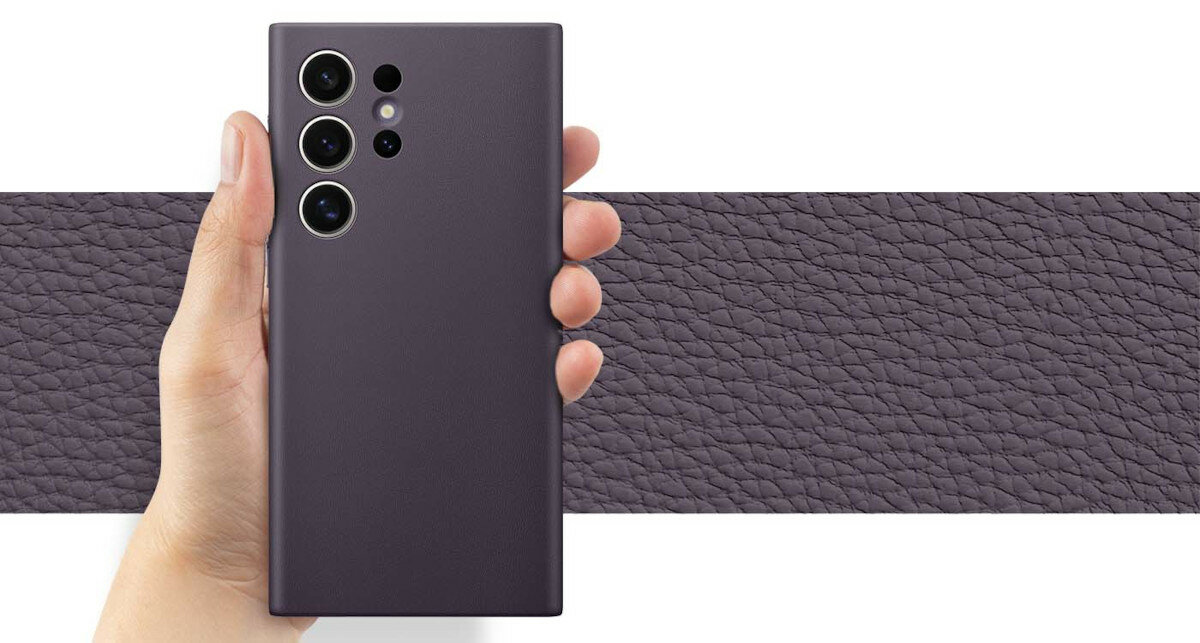 Etui Samsung Vegan Leather Case Galaxy S24 ciemnofioletowe widok od tyłu na trzymany w dłoni smartfon w etui