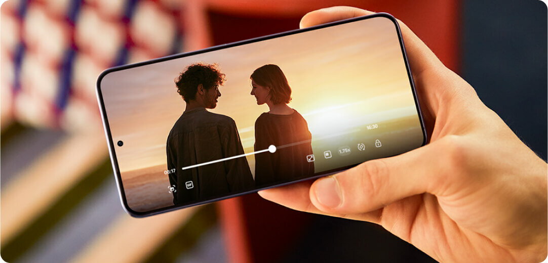 Smartfon Samsung Galaxy S24 SM-S921BD 8/128GB Żółty widok na trzymany w ręku smartfon wyświetlający film