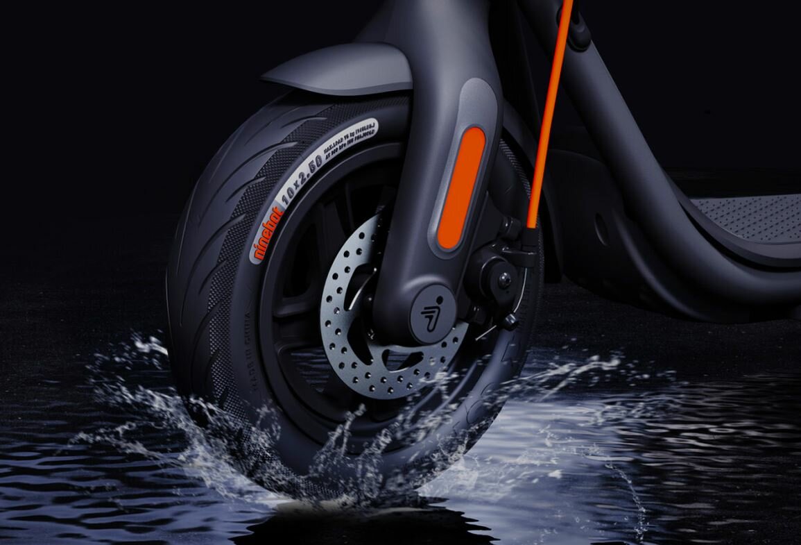 Hulajnoga elektryczna Segway Ninebot KickScooter F2 D 10” widok przedniego koła w wodzie
