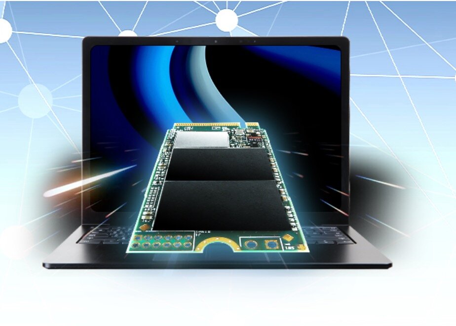 Dysk SSD Transcend MTE400S 2TB frontem na tle laptopa