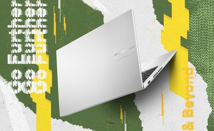 Laptop Asus Vivobook 15.6” 8/512GB widok na notebook od tyłu na ekspresywnym tle pod skosem
