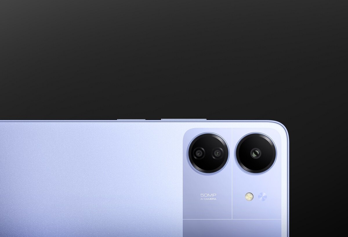 Smartfon Xiaomi POCO C65 zbliżenie na aparat przedstawiony od tyłu urządzenia