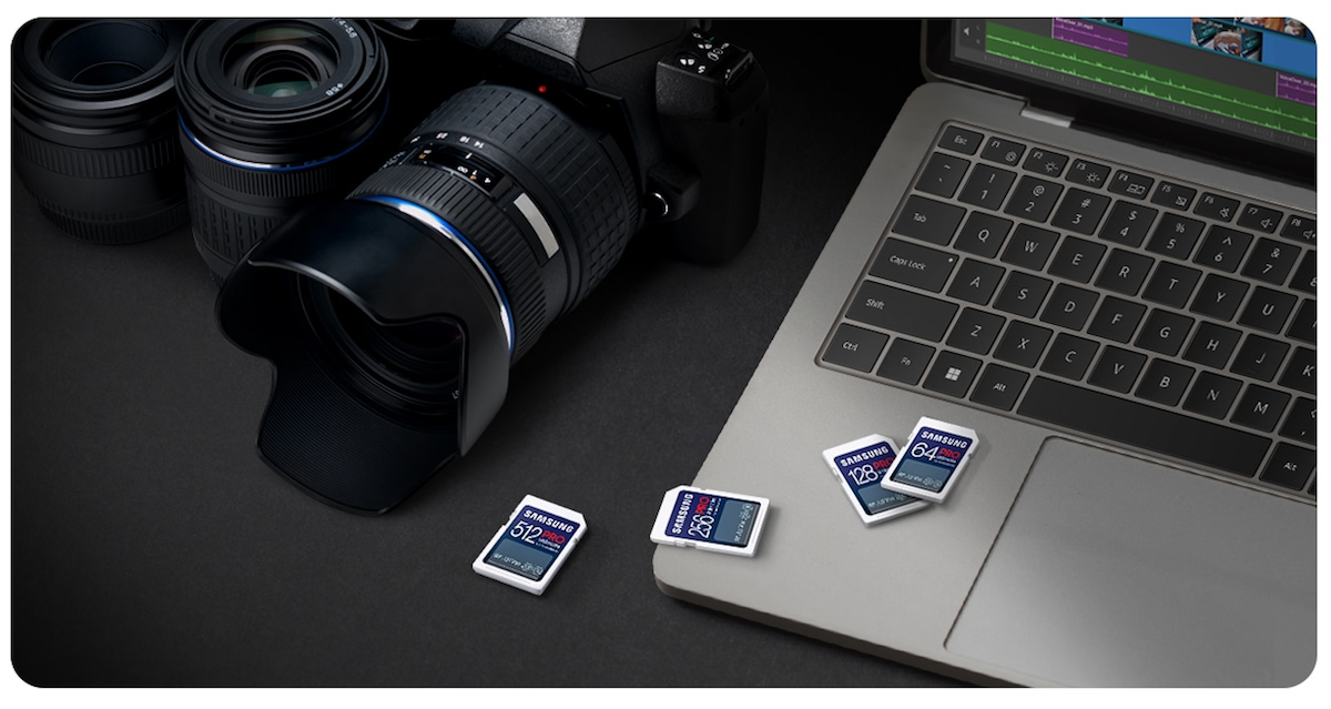 Karta pamięci Samsung Pro Ultimate 2023 SD 256 GB widok na karty pamięci o różnych pojemnościach leżące na laptopie