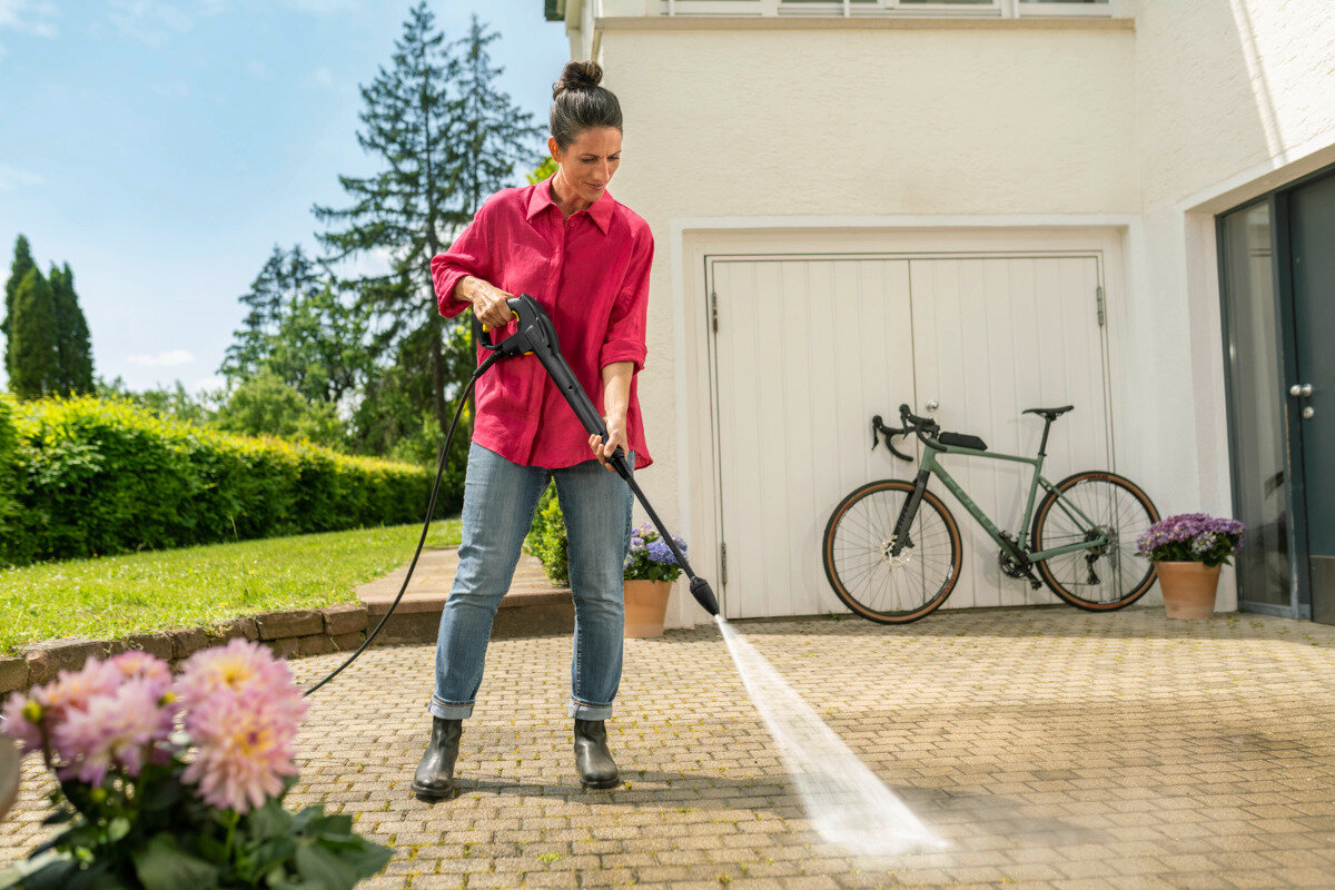 Myjka ciśnieniowa Karcher K 5 Classic 240V widok na kobietę myjącą bruk