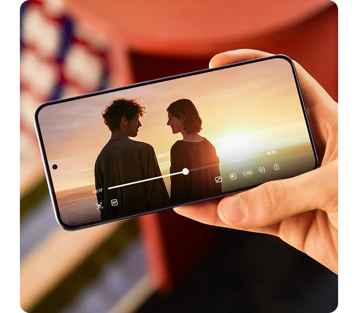 Smartfon Samsung Galaxy S24 Enterprise 8/256GB czarny grafika przedstawia smartfon na którym widać zdjęcie pary trzymany w ręku
