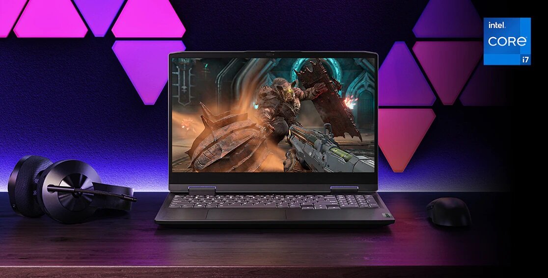 Laptop Lenovo IdeaPad Gaming 3i Intel Core i5-12450H od frontu na stole z grą na ekranie