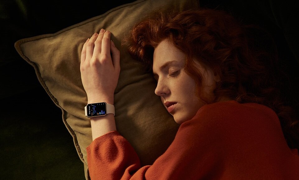 Opaska Samsung Galaxy Fit3 SM-R390 widok na śpiącą kobietę z opaską na nadgarstku