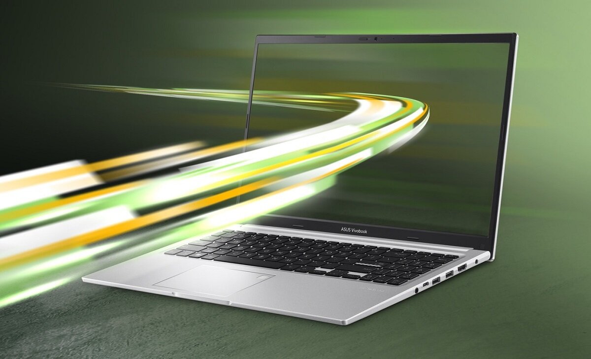 Laptop Asus Vivobook 15,6” 16/512GB widok na zielonym tle pod skosem
