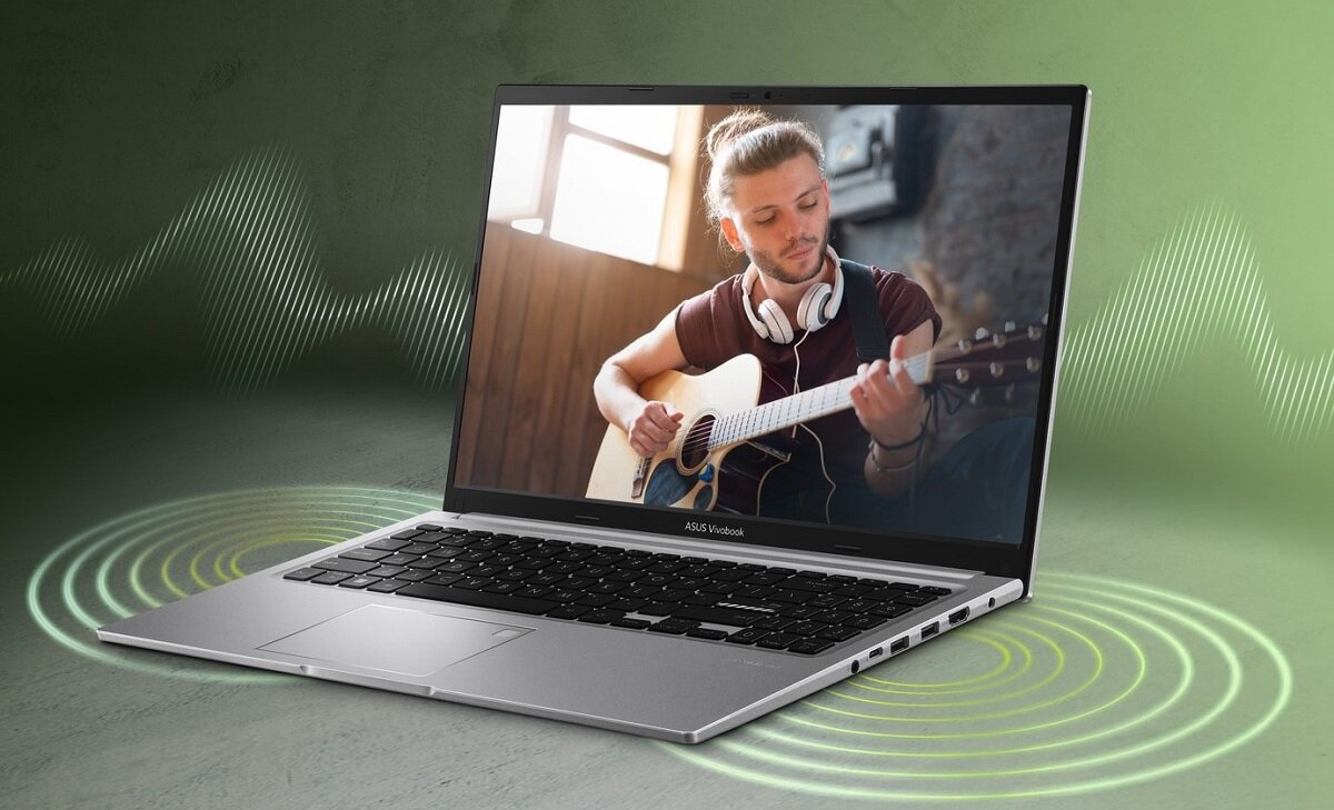 Laptop Asus Vivobook 15,6” 16/512GB widok z wyświetlonym mężczyzną grającym na gitarze pod skosem