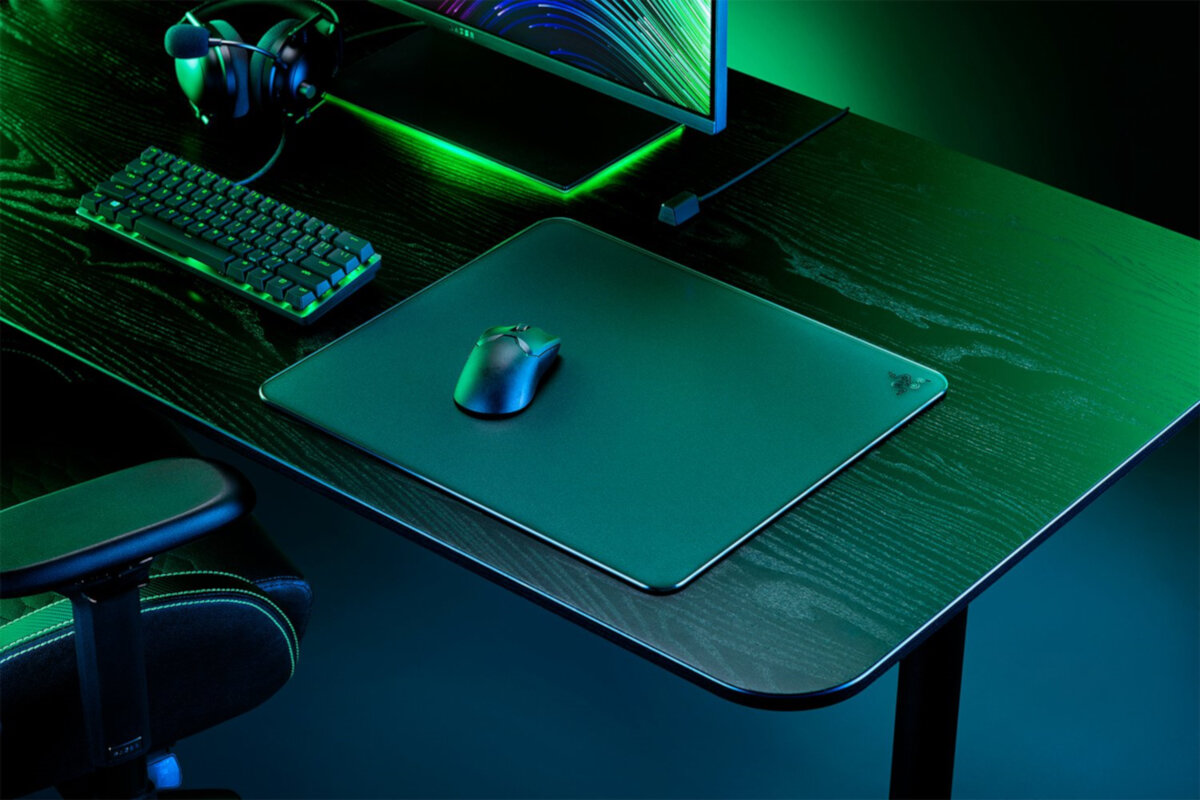 Podkładka pod mysz Razer Atlas czarna grafika przedstawia mysz na podkładce obok klawiatury i słuchawek oraz monitora