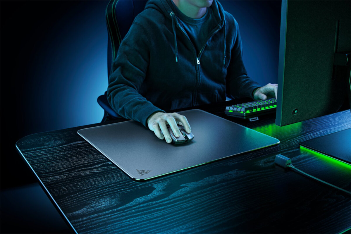 Podkładka pod mysz Razer Atlas czarna grafika przedstawia mężczyznę przed monitorem z ręką na myszce leżącą na podkładce drugą ręke trzyma na klawiaturze