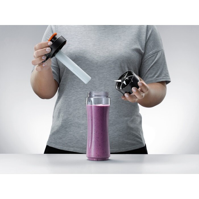 Blender kielichowy Electrolux ESB2900 400W widok na kobietę trzymającą w rękach końcówki od butelki