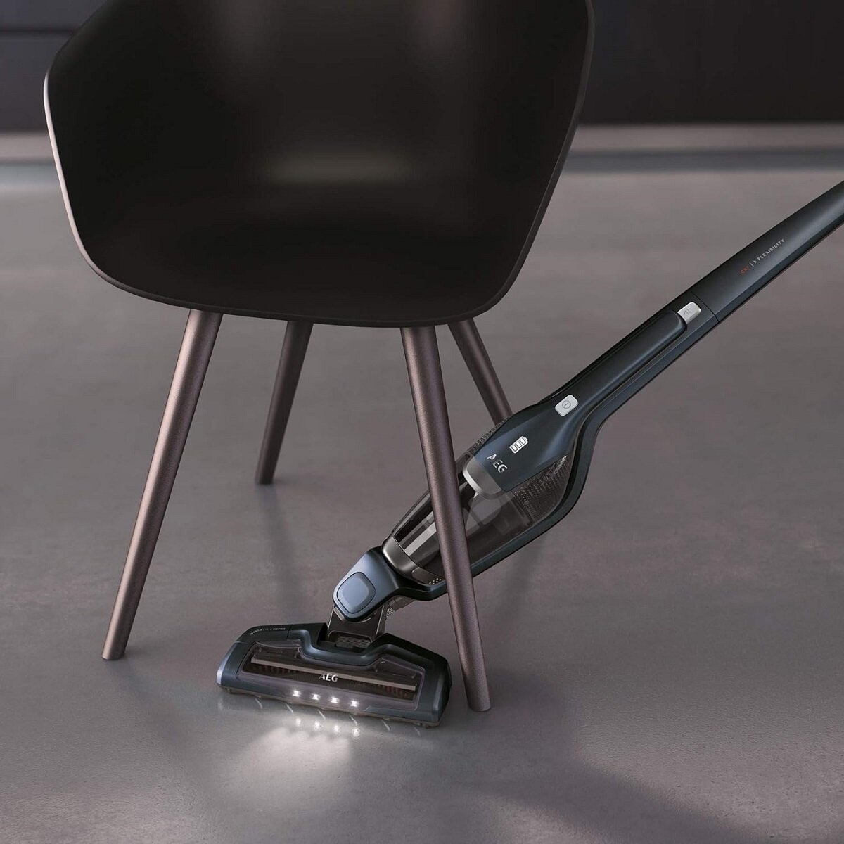 Odkurzacz pionowy AEG CX7-2-35TM bezworkowy sprzątający pod krzesłem z włączonym światłem LED