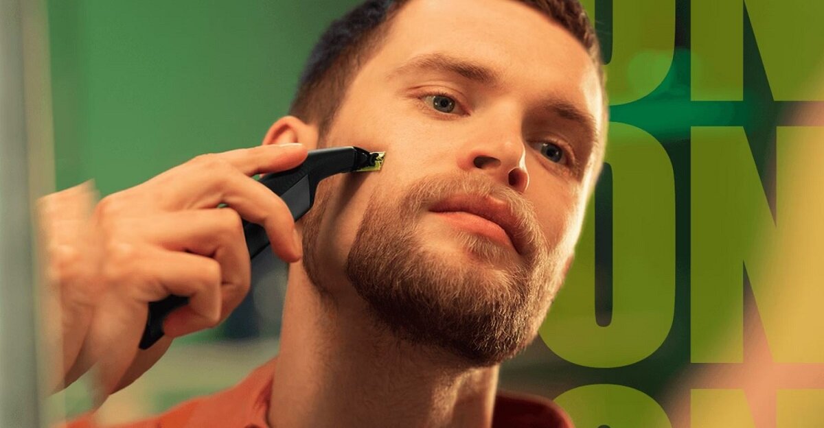 Golarka Philips OneBlade Pro 360 QP6541/15 widok na mężczyznę podczas golenia pod skosem
