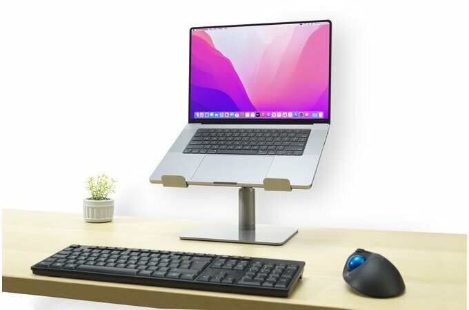 Podstawka pod laptopa Kensington K50424WW 16“ na biurku z laptopem od frontu