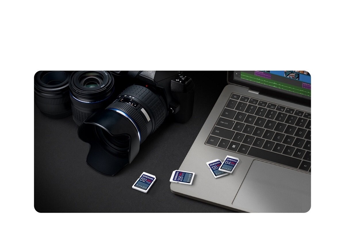 Karta pamięci Samsung Pro Ultimate 2023 SD widok na karty pamięci na tle laptopa i obiektywów pod skosem