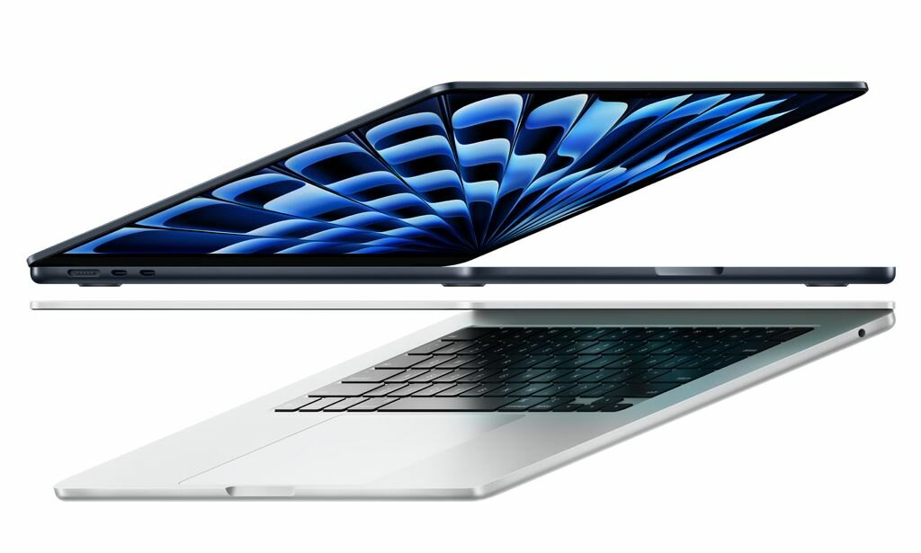 Laptop Apple MacBook Air M3 13' 8/256GB północ widok pod skosem na dwa laptopy z przymkniętą pokrywą matrycy