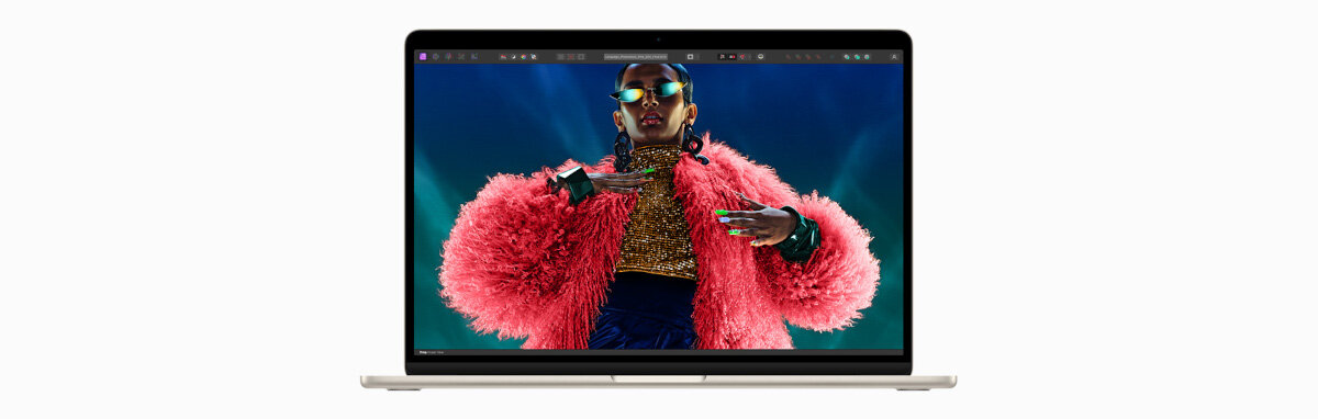 Laptop Apple MacBook Air M3 13' 8/256GB północ widok od frontu z wyświetloną na ekranie kobietą