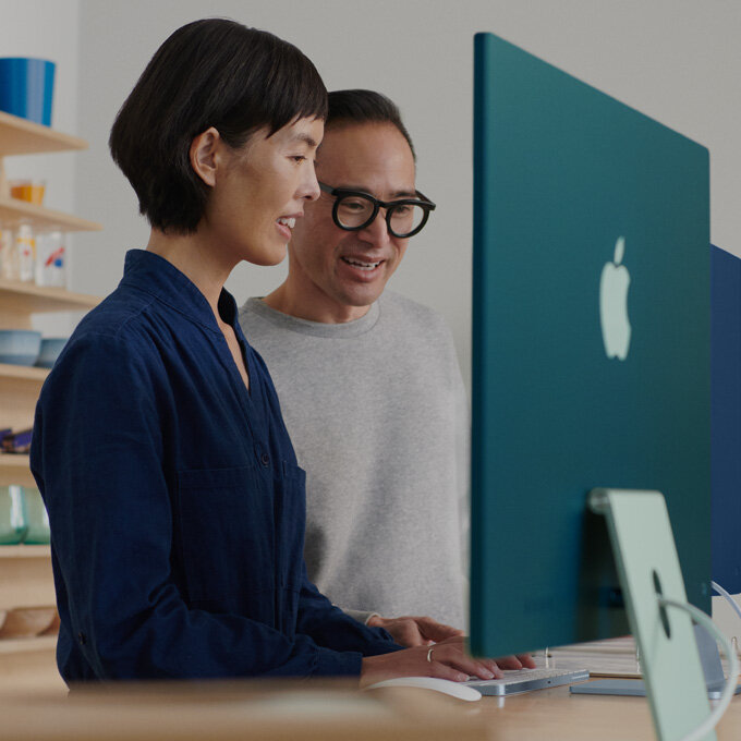 Laptop Apple MacBook Air M3 grafika przedstawia dwie osoby używające maca