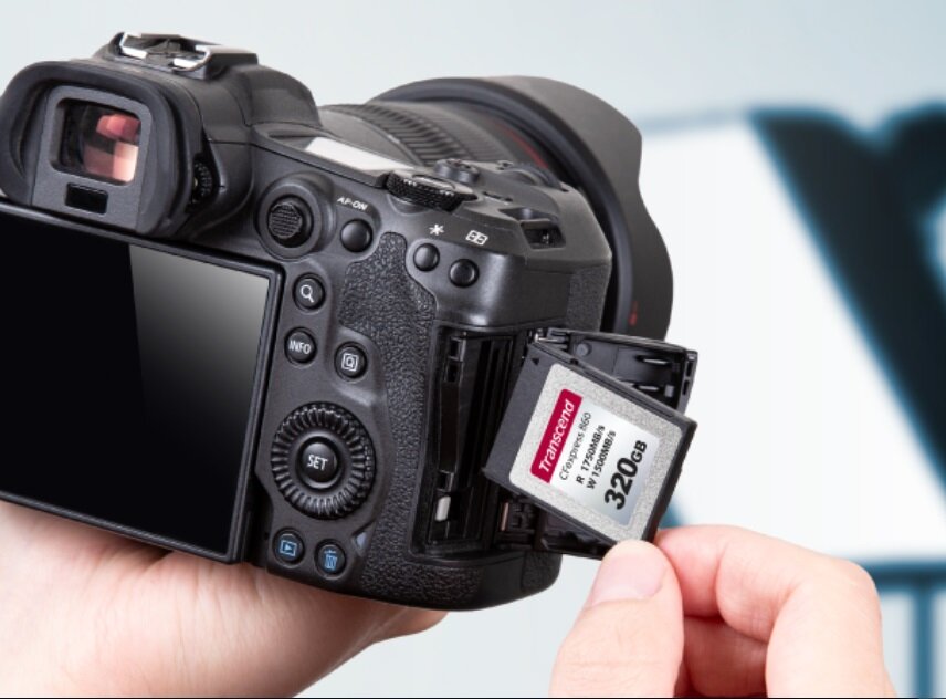 Karta pamięci Transcend CFexpress 860 160 GB grafika przedstawia kartę wkładaną do aparatu fotograficznego