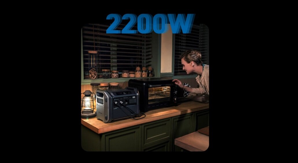 Stacja zasilająca Segway Cube-2000 2kWh widok na kobietę korzystającą z piekarnika podłączonego do stacji