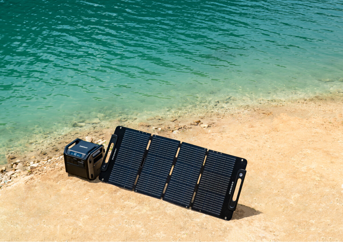 Panel słoneczny Segway SP-100 100W i stacja ładująca pod skosem na plaży