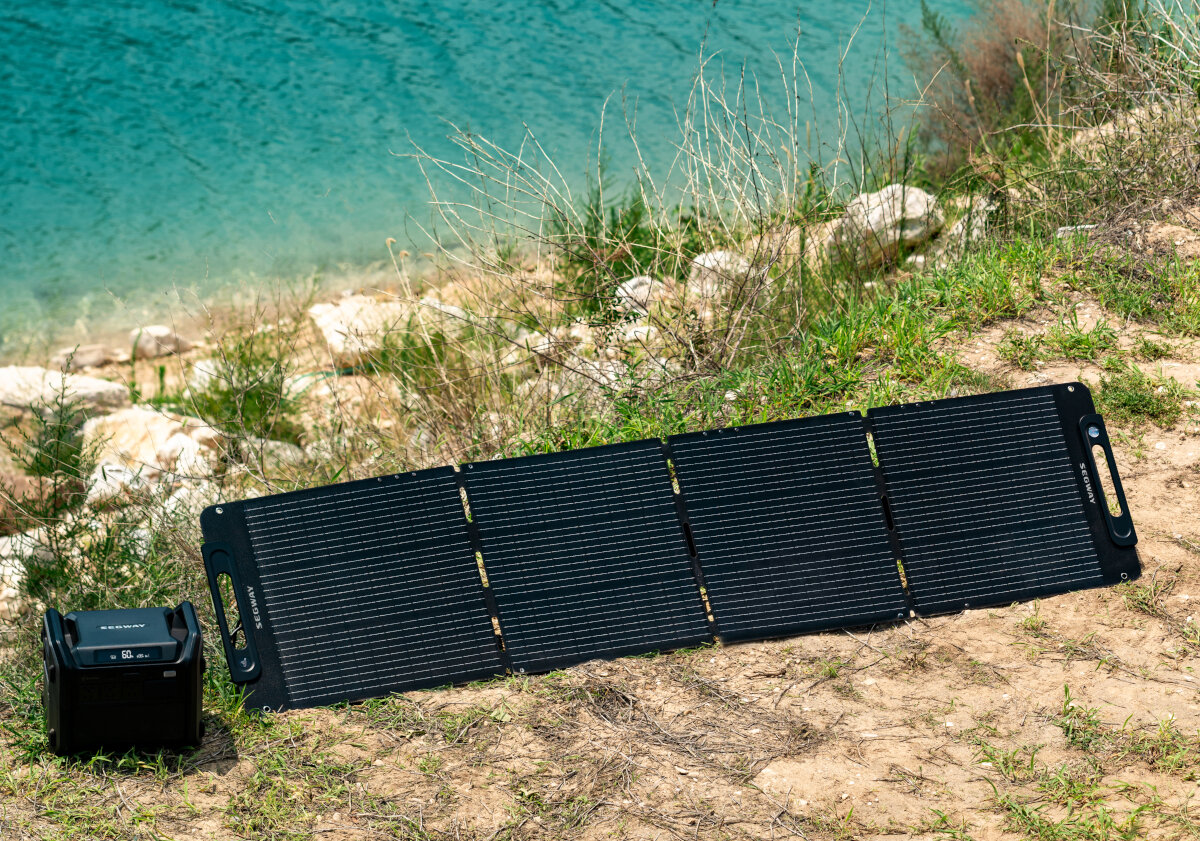 Panel słoneczny Segway SP-200 200W pod skosem na plaży